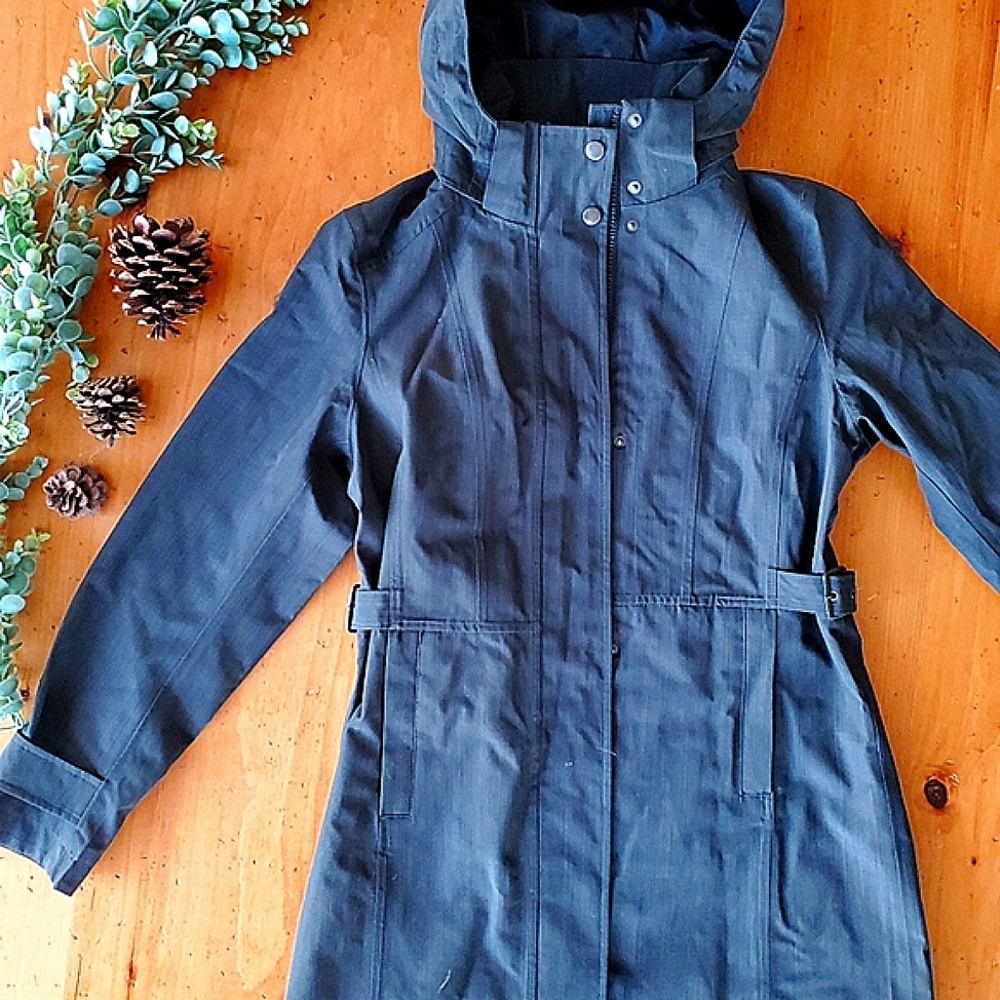 NWT Belted raincoat gray with beautiful lines and hood small